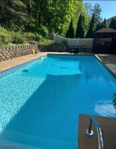 62 Molinari Dr, Wanaque Boro, NJ 07465