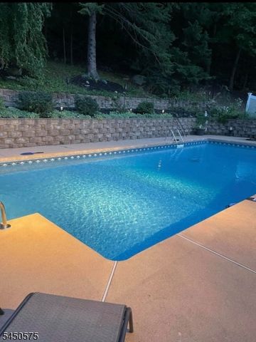62 Molinari Dr, Wanaque Boro, NJ 07465