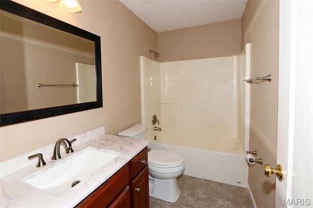 5023 Royal Burgess Drive, St Peters, MO 63304