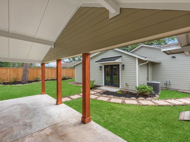 1826 Woodcrest Drive, Houston, TX 77018