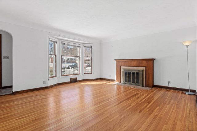 1127 Oakcrest Avenue, Roseville, MN 55113