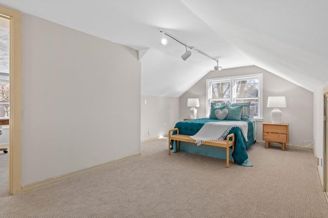 1127 Oakcrest Avenue, Roseville, MN 55113