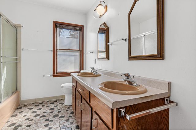 1127 Oakcrest Avenue, Roseville, MN 55113