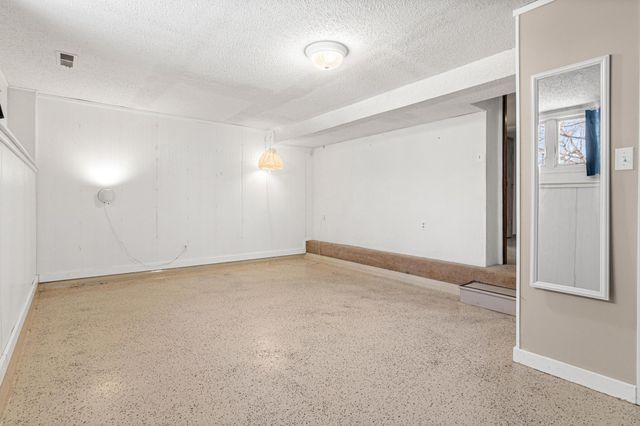 1127 Oakcrest Avenue, Roseville, MN 55113