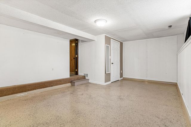 1127 Oakcrest Avenue, Roseville, MN 55113