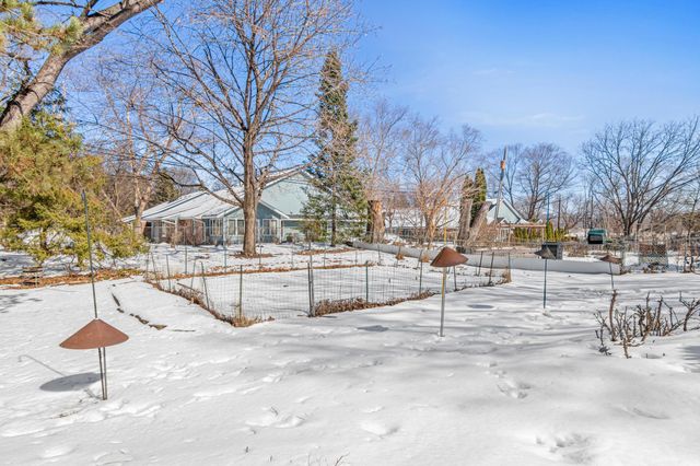 1127 Oakcrest Avenue, Roseville, MN 55113