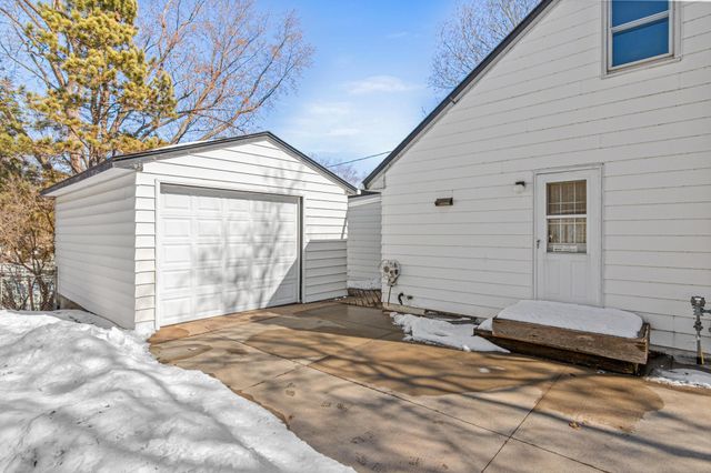 1127 Oakcrest Avenue, Roseville, MN 55113