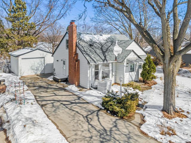 1127 Oakcrest Avenue, Roseville, MN 55113