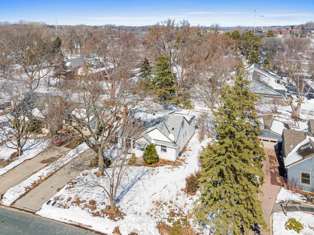 1127 Oakcrest Avenue, Roseville, MN 55113