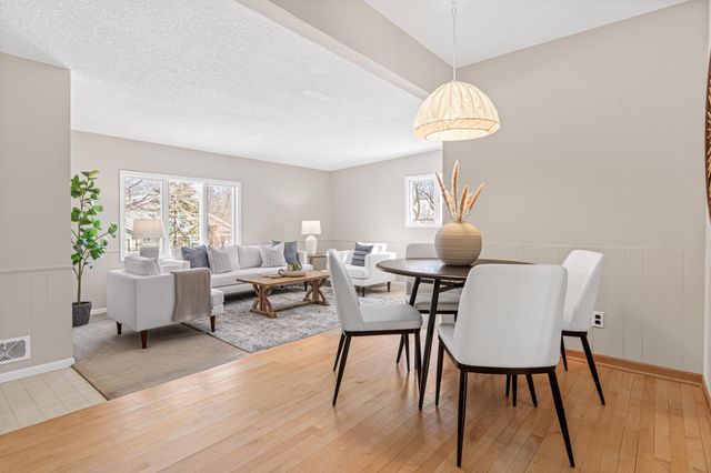 1127 Oakcrest Avenue, Roseville, MN 55113