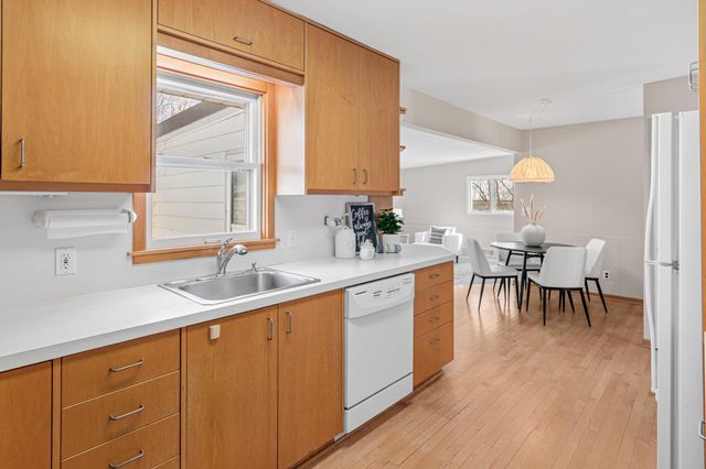 1127 Oakcrest Avenue, Roseville, MN 55113