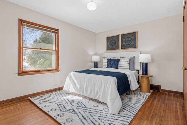 1127 Oakcrest Avenue, Roseville, MN 55113