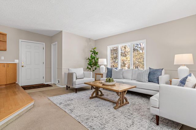 1127 Oakcrest Avenue, Roseville, MN 55113