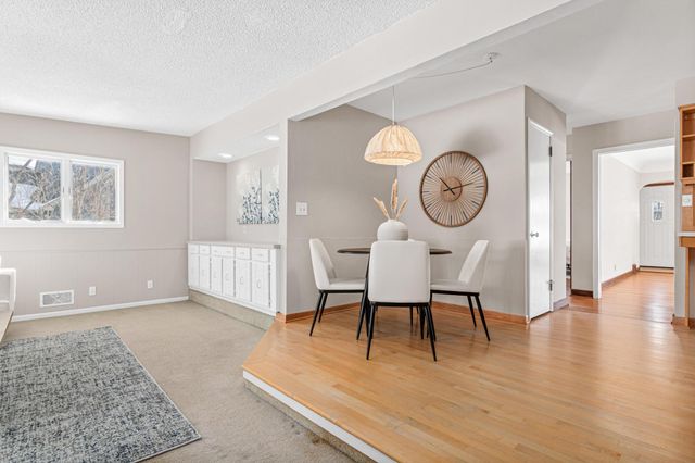 1127 Oakcrest Avenue, Roseville, MN 55113