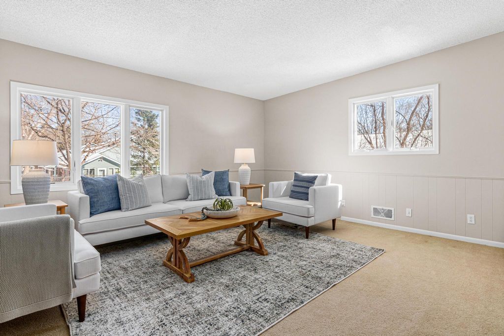 1127 Oakcrest Avenue, Roseville, MN 55113