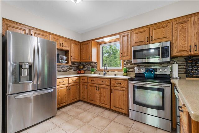1004 Winnebago CIRCLE, Hubertus, WI 53033