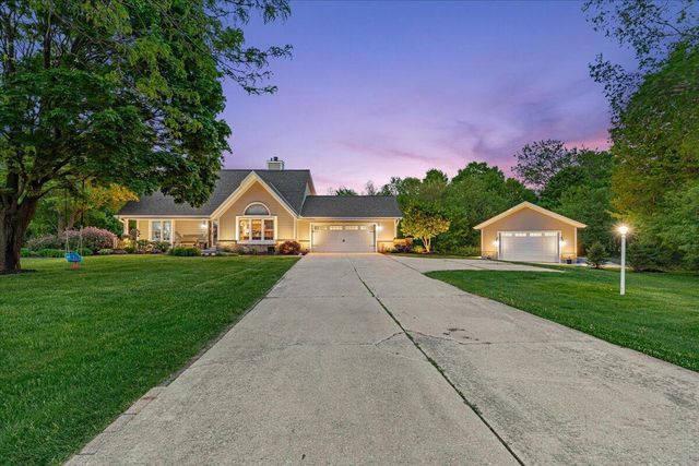 1004 Winnebago CIRCLE, Hubertus, WI 53033