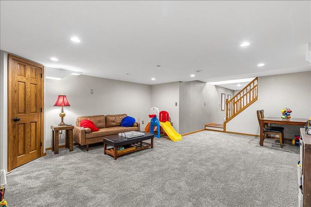1004 Winnebago CIRCLE, Hubertus, WI 53033