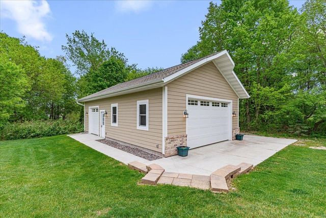 1004 Winnebago CIRCLE, Hubertus, WI 53033