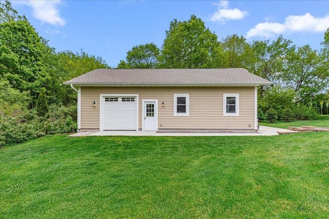 1004 Winnebago CIRCLE, Hubertus, WI 53033