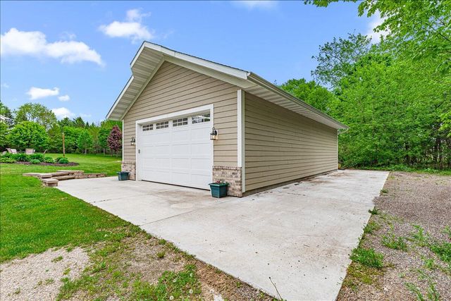 1004 Winnebago CIRCLE, Hubertus, WI 53033