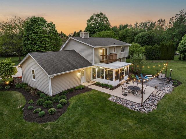 1004 Winnebago CIRCLE, Hubertus, WI 53033