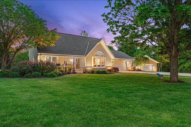 1004 Winnebago CIRCLE, Hubertus, WI 53033