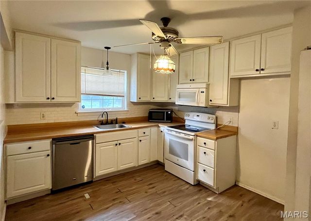 420 Chapel Ridge Drive, Hazelwood, MO 63042