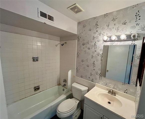 420 Chapel Ridge Drive, Hazelwood, MO 63042