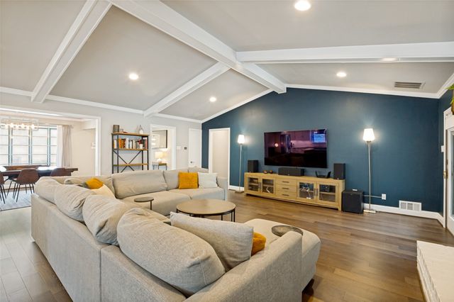 9421 Meadowknoll Drive, Dallas, TX 75243