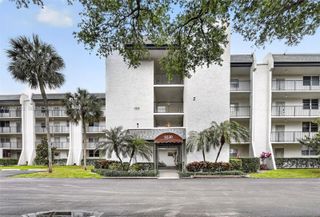 9330 Lagoon Pl 307, Davie, FL 33324