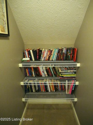 7220 Oakburn Dr, Louisville, KY 40258