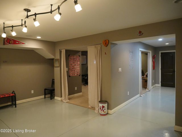 7220 Oakburn Dr, Louisville, KY 40258