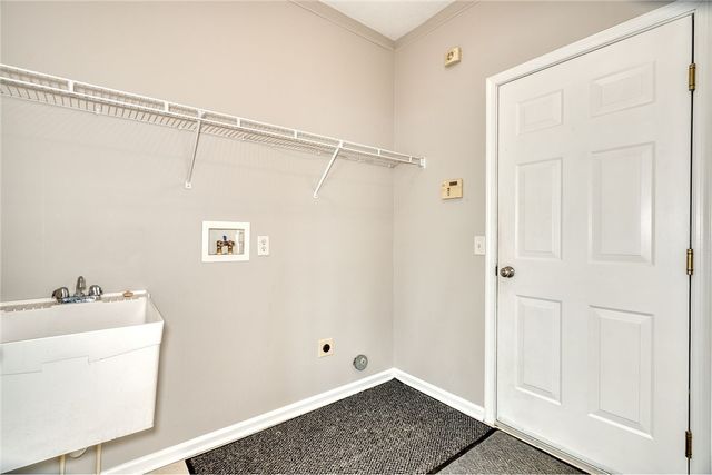 1300 Surrey Garden Way, Webster, NY 14580