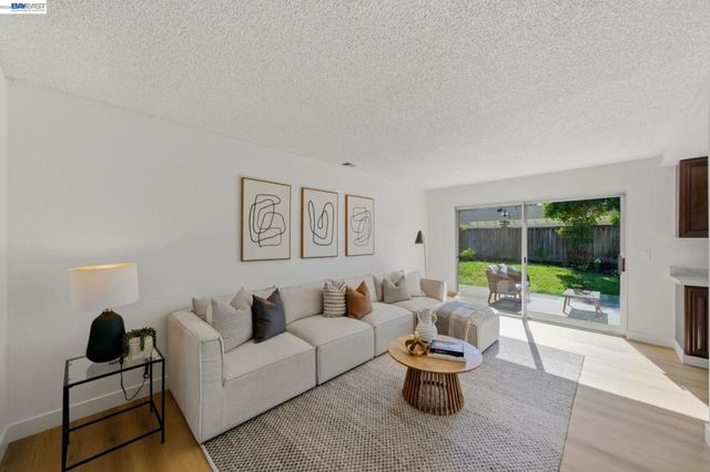 1686 Rhododendron Dr, Livermore, CA 94551