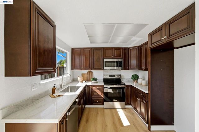 1686 Rhododendron Dr, Livermore, CA 94551