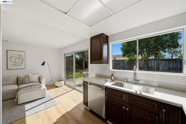 1686 Rhododendron Dr, Livermore, CA 94551