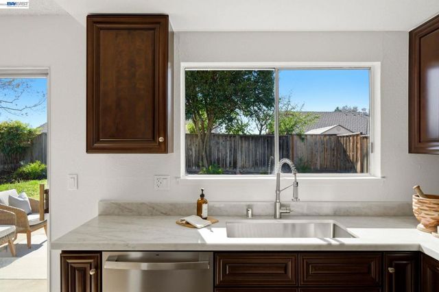 1686 Rhododendron Dr, Livermore, CA 94551