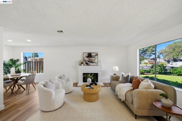 1686 Rhododendron Dr, Livermore, CA 94551