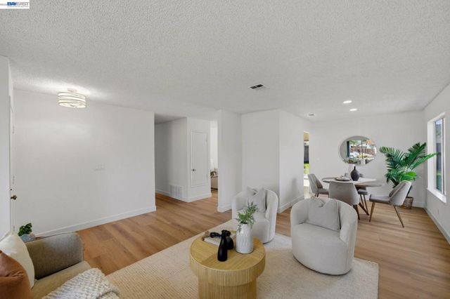 1686 Rhododendron Dr, Livermore, CA 94551