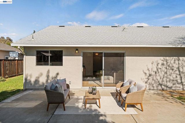 1686 Rhododendron Dr, Livermore, CA 94551