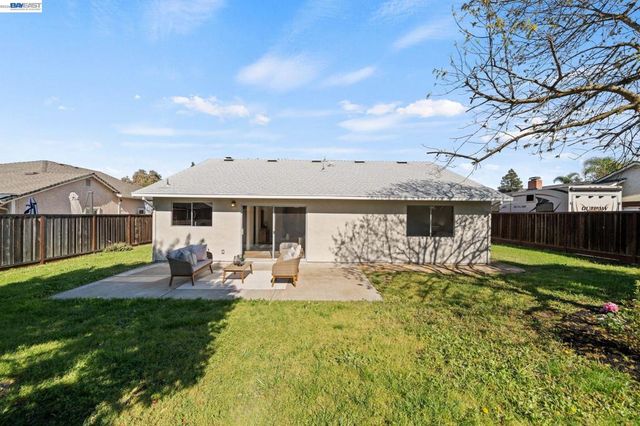 1686 Rhododendron Dr, Livermore, CA 94551