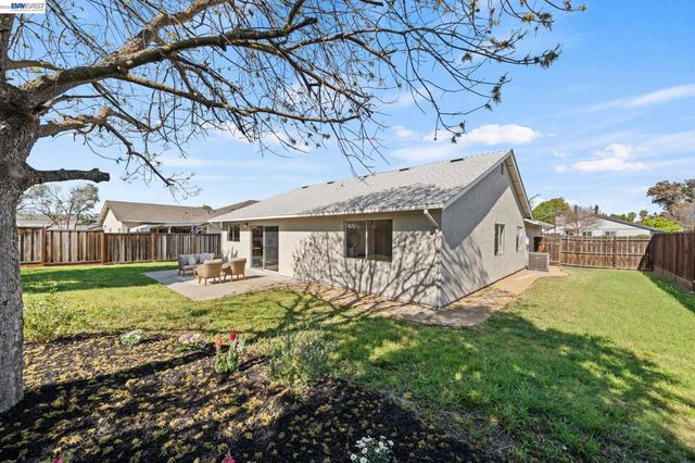 1686 Rhododendron Dr, Livermore, CA 94551