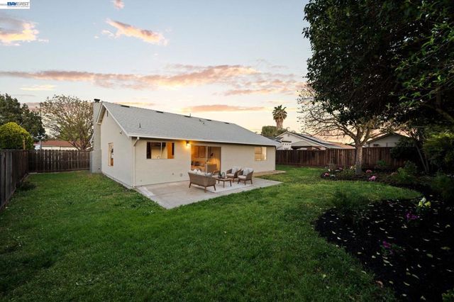 1686 Rhododendron Dr, Livermore, CA 94551