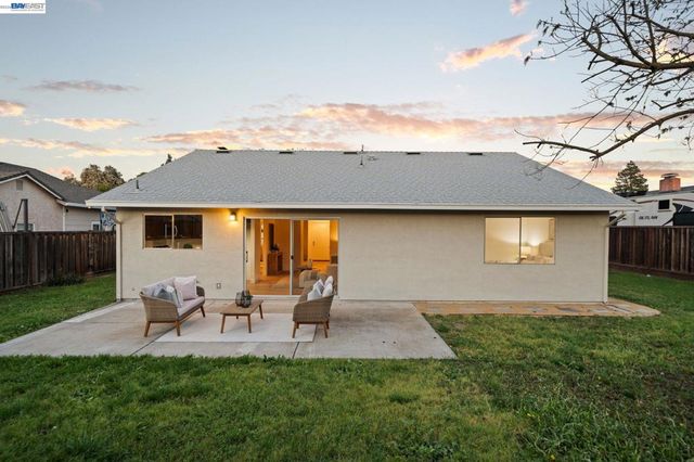 1686 Rhododendron Dr, Livermore, CA 94551