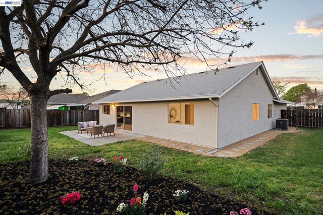 1686 Rhododendron Dr, Livermore, CA 94551