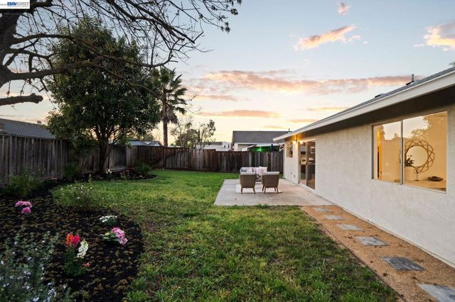 1686 Rhododendron Dr, Livermore, CA 94551