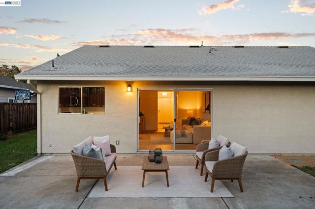 1686 Rhododendron Dr, Livermore, CA 94551