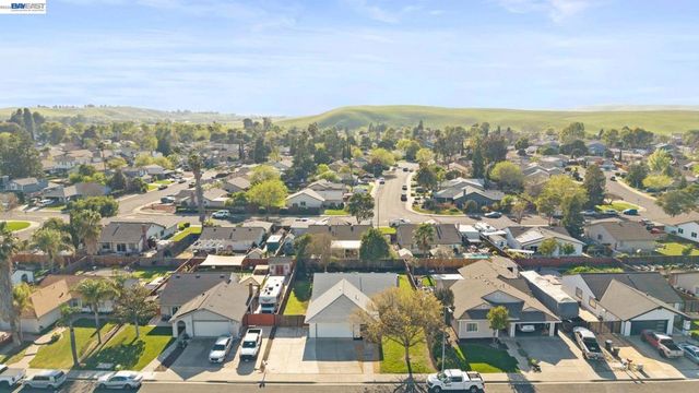 1686 Rhododendron Dr, Livermore, CA 94551