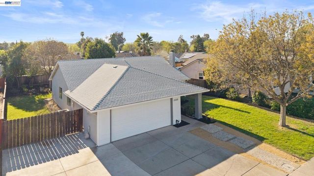 1686 Rhododendron Dr, Livermore, CA 94551